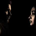 Der Halo-Effekt: Wie du ihn nutzen kannst, um deine Beziehung zurückzugewinnen Grafik, die den Halo-Effekt veranschaulicht und zeigt, wie positive Eigenschaften einer Person die Wahrnehmung in Beziehungen beeinflussen können, um die Liebe zurückzugewinnen.