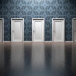 Mehrere geschlossene Türen, die symbolisch für Lebensentscheidungen und Weggabelungen stehen.