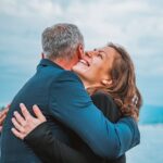 Ein glückliches Paar, das liebevoll miteinander interagiert, symbolisiert emotionale Nähe und Zufriedenheit in ihrer Beziehung.