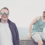 Drei wertvolle Lektionen aus verlorenen Freundschaften Zwei glückliche Männer lachen zusammen, was die positive Energie und das Glück in zwischenmenschlichen Beziehungen widerspiegelt.