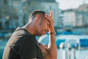 Wäre ich als Single glücklicher? Ein Psychologe gibt Einblicke Ein nachdenklicher Mensch, der über die Vor- und Nachteile des Single-Daseins im Vergleich zu einer Beziehung reflektiert, während ein Psychologe Einblicke in emotionale Bedürfnisse und Beziehungsdynamiken gibt.